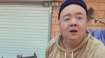 谢宁|49岁谢宁转行摆地摊卖草莓，身上衣服满是污渍，恳求路人照顾生意