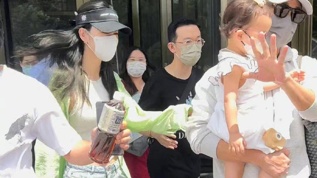 林峰|43岁林峯与妻女现身街头！娇妻张馨月戴肚脐钉，一家三口背影温馨