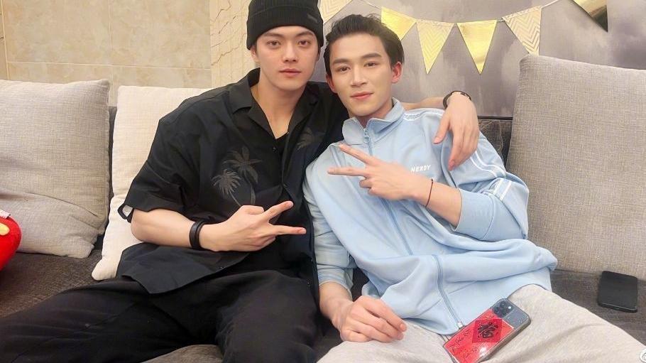 陈情令|于正为许凯王星越庆生，相差7岁看不出年龄差，景甜坐中间气质好