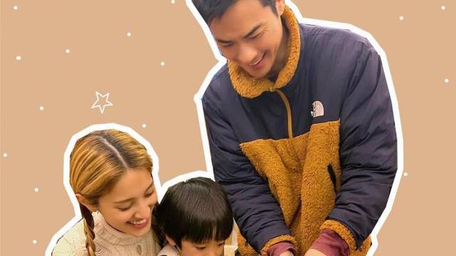 郑嘉颖|郑嘉颖和大儿子一起首次制作香蕉蛋糕 太太陈凯琳在一旁开心指导