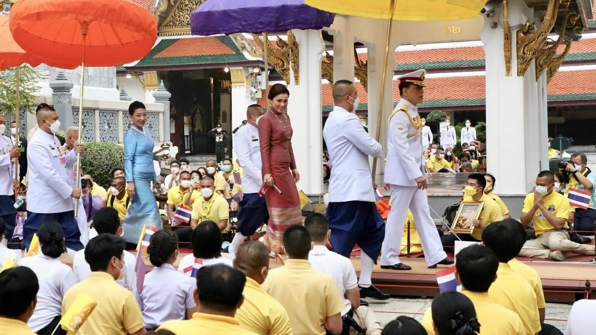 |泰国的公主姐妹花携手亮相！43岁长公主穿蓝裙好美，气场比国王强