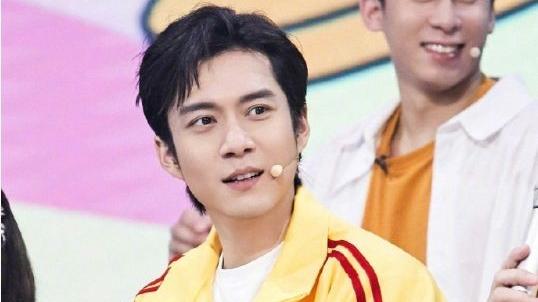 韩东君|韩东君与美女逛街被拍，女方多次拉韩东君的手，举止亲密引热议