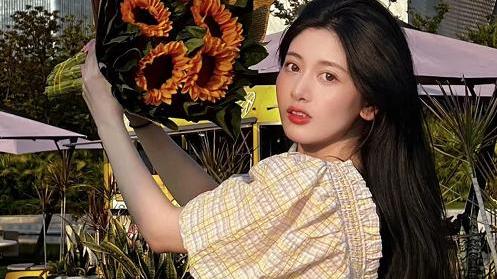 孔汝淳|孔汝淳晒春游美照，衣服没摘吊牌引质疑，网友：着急退货？