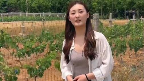 陈亚男|陈亚男太拼了，为保住400万号做才艺主播，唱歌跑调跑到了天际？