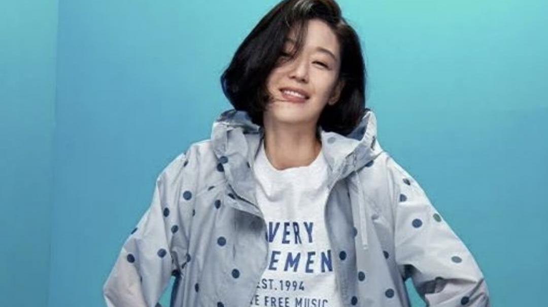 全智贤连雨衣穿搭都能撑起来，女神的气势让人称赞