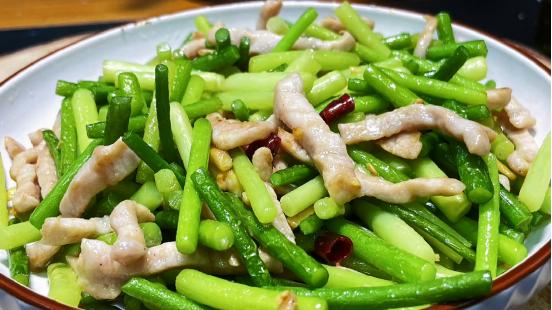 蒜苔|炒蒜苔时，最忌焯水和过油，老师傅教你一招，比饭店做得好吃！