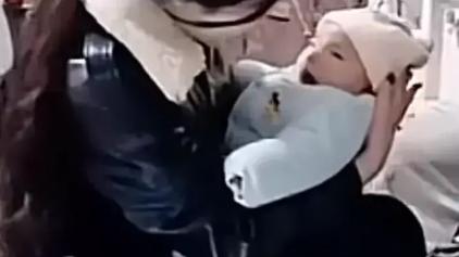 陈亚男|陈亚男去亲戚家做客，抱娃眼里全是温柔，孩子歪头不看她疑被嫌弃