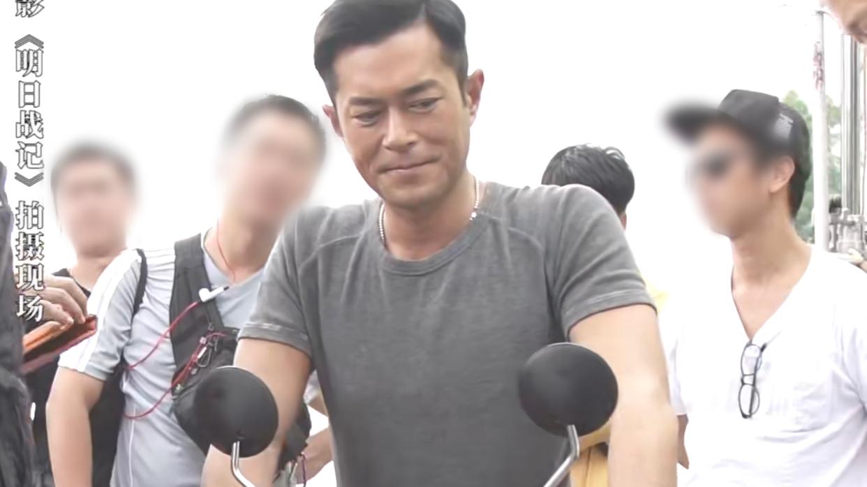 古天乐|52岁古天乐骑三轮车上班！没豪车接送更无助理，过单身生活显寂寞