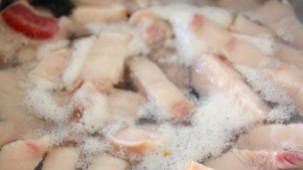 心脑血管疾病|餐桌上的3种食物，可能慢慢“堵塞”血管，改善心血管病，需少吃