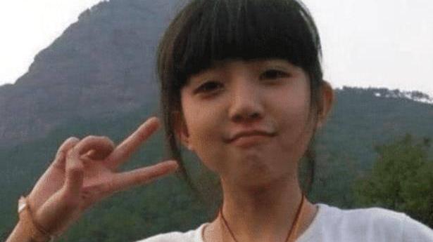 女孩|还记得被富豪看中的“剪刀手女孩”吗？曾承诺娶她为妻，今如何了