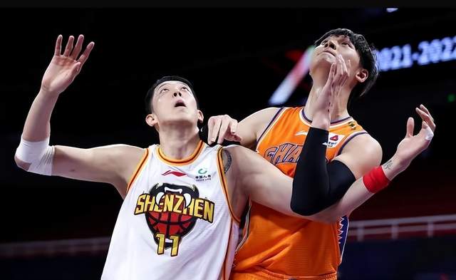 李春江|又一名球员受伤！李春江警告CBA广告牌摆放位置，却没人听劝