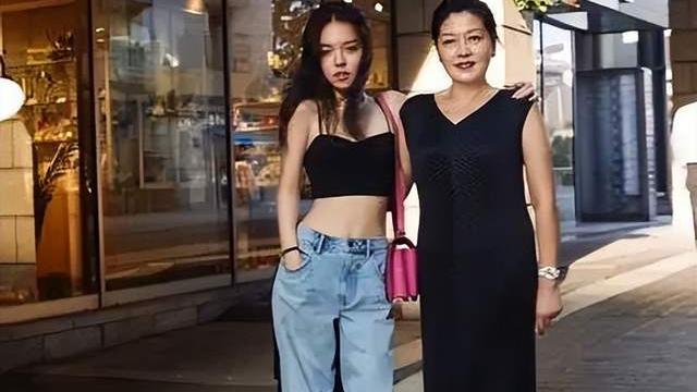 李咏|李咏20岁女儿身穿黑色吊带裙小秀身材，一件衣服四千多块