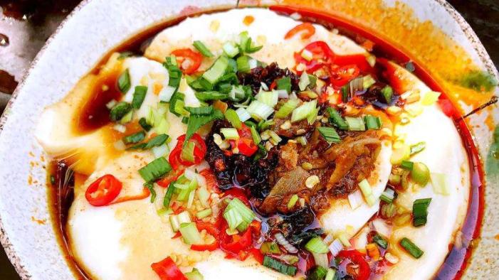 |蒜蓉风味的榨菜咸豆花，鲜香微辣，美味又解馋，家人爱吃的早餐