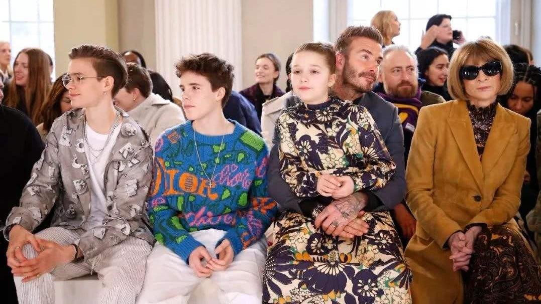 贝克汉姆|有违伦理！一张贝克汉姆和女儿嘴对嘴接吻照被曝光，评论区炸锅了