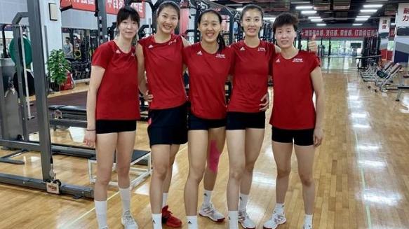 袁心玥|中国女排现“拦网利器”！屋檐拦网+1.98米身高，将与袁心玥组最高塔