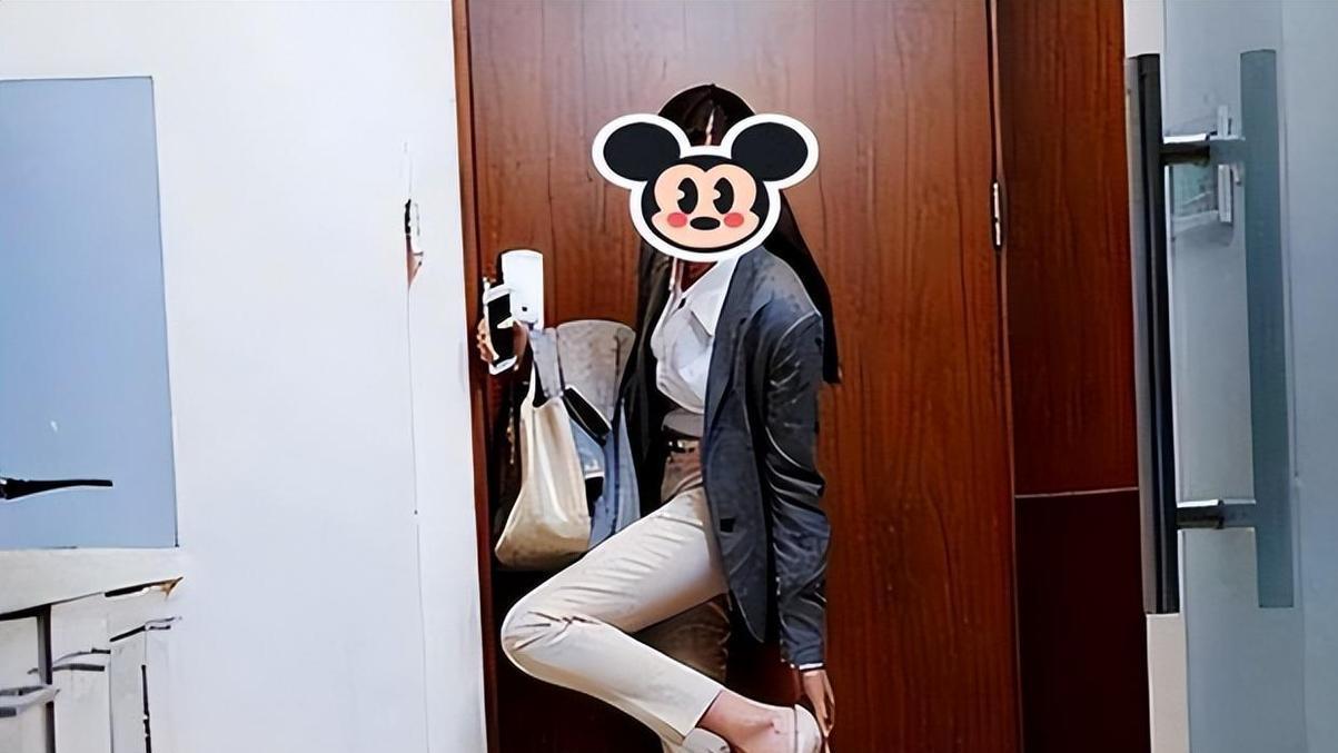 案例：女教师与家长在车内忘情聊天，因误按喇叭被围观，引发悲剧