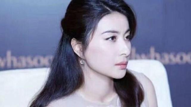 郭晶晶|有种“合照”叫做郭晶晶，明明颜值不算高，却每次都能赢女星