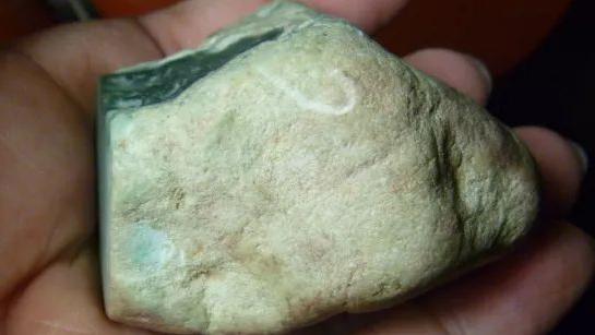 翡翠|8000入手的翡翠原石，开窗蓝水，没想到切开后跟变脸一样快！