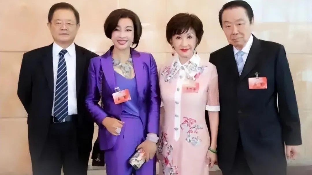 刘晓庆|刘晓庆携80岁老公亮相，穿卫衣阿姨变酷girl，同框不像夫妻像祖孙