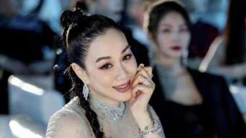 钟丽缇|51岁钟丽缇穿镂空三角泳衣，腰臀比绝了，被浪花拍倒跪地，湿发铺脸好性感