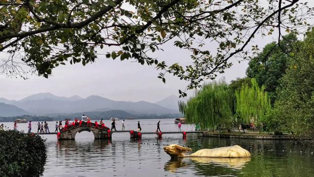 泸沽湖|西湖周末人就多的没法了，尤其是现在春暖花开的时候，每天人很多
