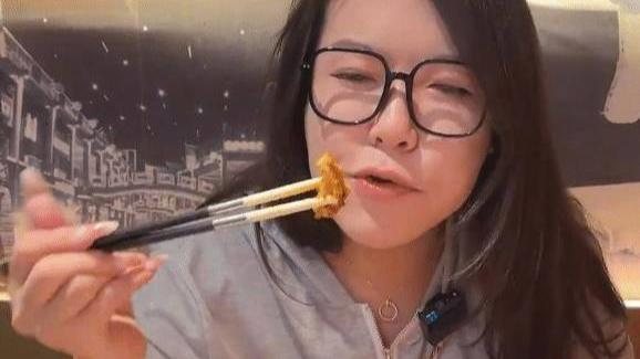 人物设定|大胃王网红“承认男扮女装”！人设崩塌，粉丝吃惊，性别成谜4年