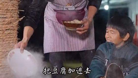 带货|1920w粉丝的老小孩翻车？2人吃13道菜，拔萝卜时疑似提前埋好