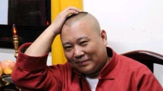 郭德纲|《窝头会馆》排练，郭德纲有头发的照片让粉丝看着陌生又心酸