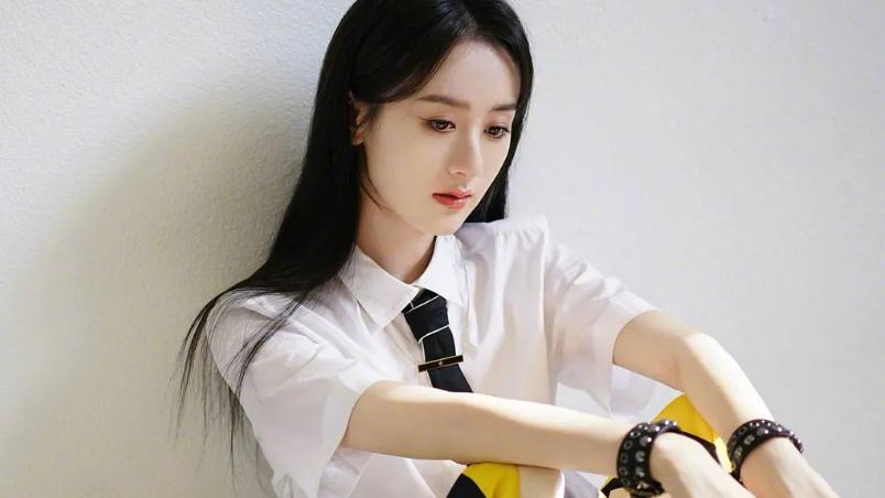 霍思燕|当红小花撞脸赵丽颖，从妆容到衣服，简直一模一样