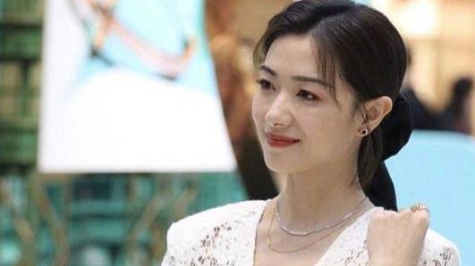 美丽|万茜少见性感造型示人，蕾丝镂空礼裙高级优雅，展现中年女性的美