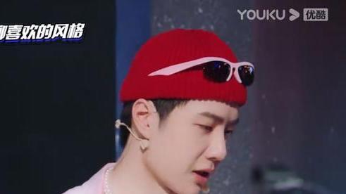 王一博|王一博街舞录制后台，跟老队友叙旧，对钟爱的舞者拍手称赞