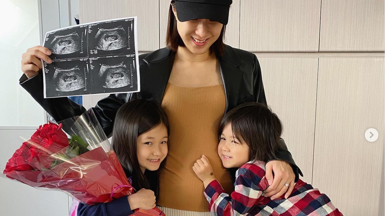 钟嘉欣|38岁钟嘉欣被偶遇！住加拿大独栋别墅，怀3胎独自带2娃外出