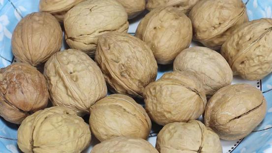 蜂蜜|才知道，核桃剥壳的小技巧，掌握这些方法，果仁漂亮完整