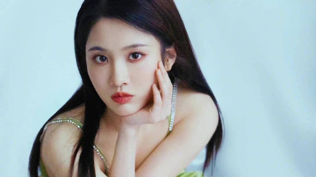 张慧雯|张慧雯穿一袭浅绿色长裙，秀眸灵动，朱唇红润，染黄的秀发飘逸