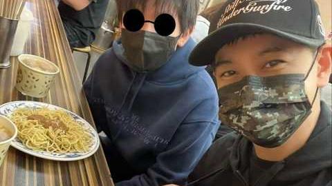 娱乐圈|林志颖带Kimi品尝街头小吃，父子同框似兄弟，网友却道破林志颖心事？