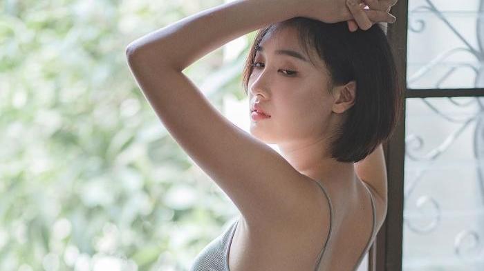 短发 闲暇的时刻，最惬意的事情莫过于品茶、看书或对弈了！