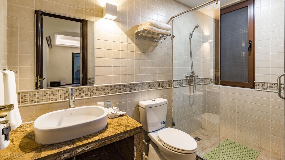 卫生间玻璃胶发霉怎么办？别用钢丝球，教你这么做，干净又杀菌