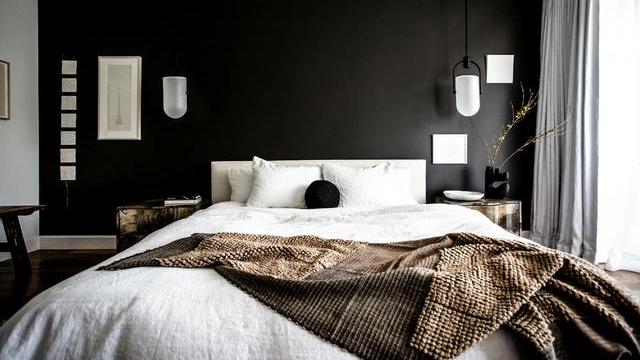 温暖又从容的都市阁楼住宅，暖棕配黑色，自然复古更出彩