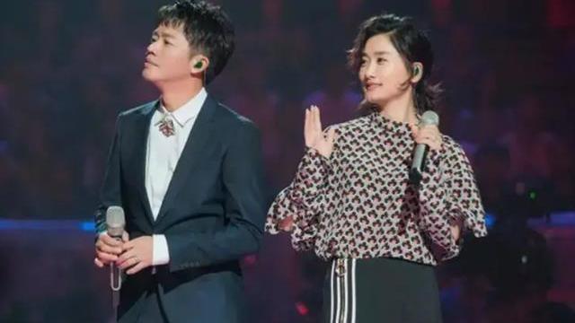 曾毅|有种“整容”叫凤凰传奇，23年曾毅就没变化过，玲花却像变了个人一样