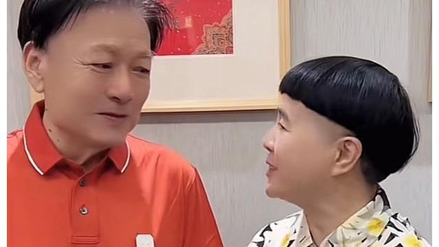 刘纯燕|52岁金龟子回青岛婆家！穿裤衩逛商场接地气，老公王宁罕见缺席