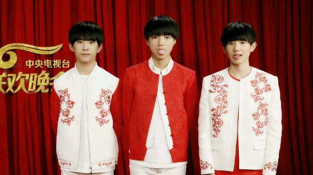 张小斐|太完美！易烊千玺在央视春晚开场，王源居中登场，王俊凯压轴出场