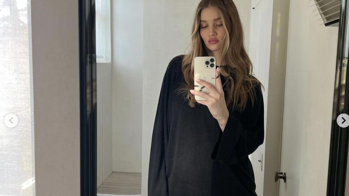 相逢时节|杰森·斯坦森的超模未婚妻二胎后复出！穿皮风衣好美，哪像刚生完