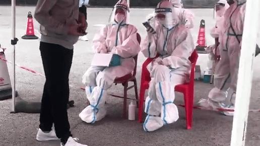 陈晓|陈晓夫妇做核酸也不忘秀恩爱，情侣装一前一后，结婚6年还像初恋