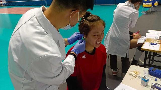女排|中国女排集训最新照来袭，袁心玥王唯漪亮相，蔡斌在远处专心注视