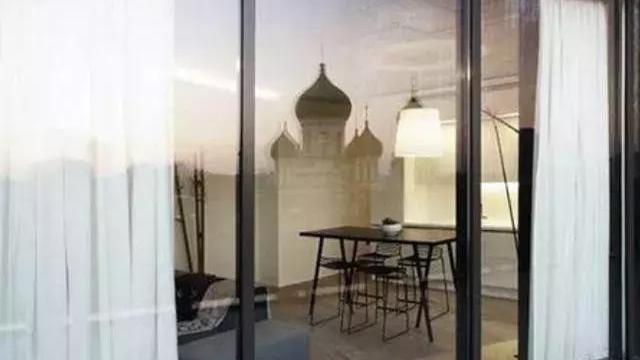 越来越多的家庭不挂窗帘了，当下流行这样布置，美观防晒还隔音