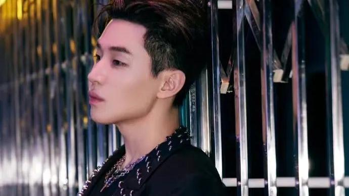 范丞丞|范丞丞自从经历了内娱几次大变动之后，在人际关系这块秉着“在精不在多”的原则