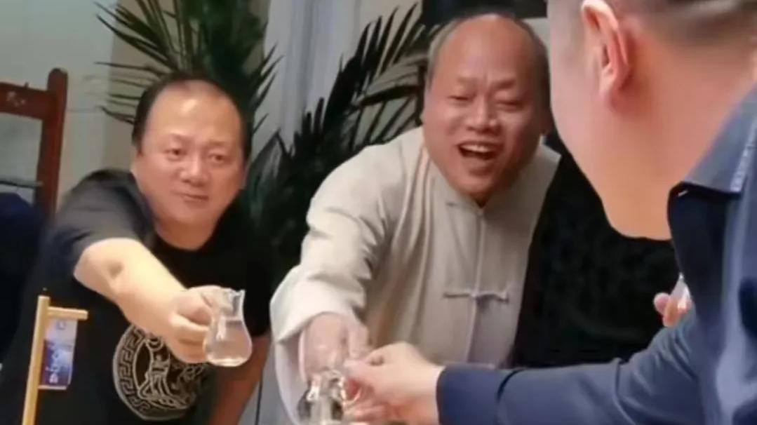 赵本山|谢广坤怒斥长贵：你喝20万茅台，我35万女儿红，赵本山狠批：丢人