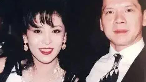 周星驰|向太陈岚：周星驰欠我200万，偷走8瓶红酒，爱占便宜还怂的白眼狼一个！