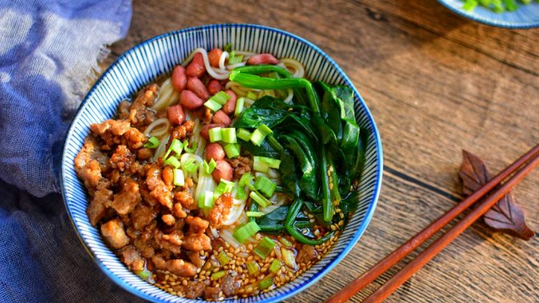 面条|喜欢吃面食，别错过这4种面条做法，鲜香滑爽，每次一大碗吃到撑