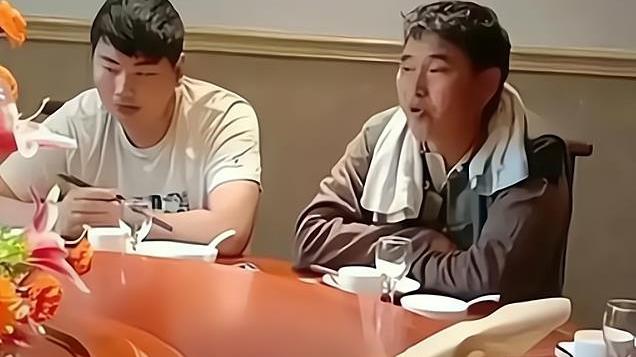 朱之文|大衣哥高档餐厅参加饭局，小伟眼神不离餐桌，一桌人就他最先动筷